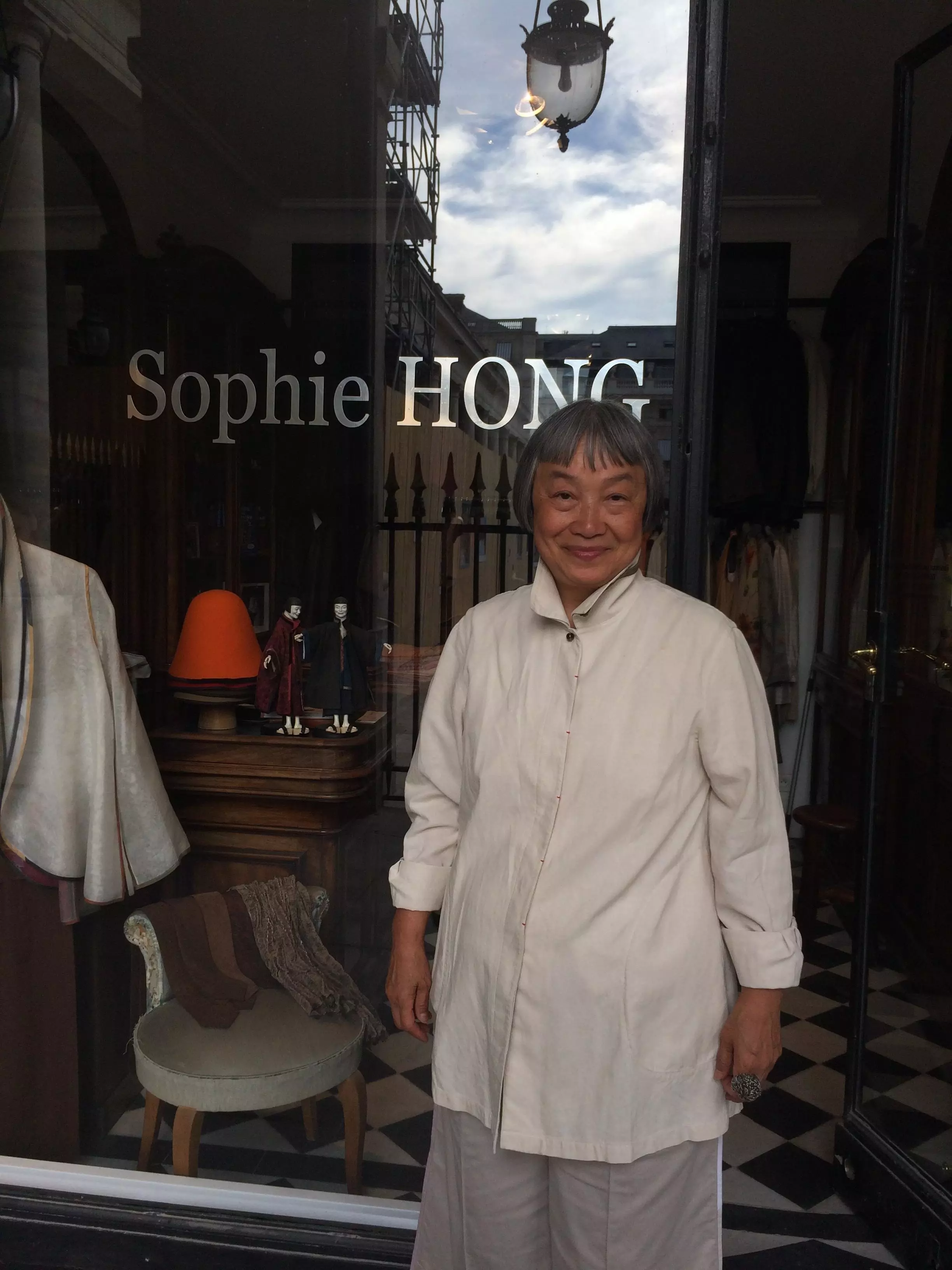 洪麗芬Sophie Hong 在她位於Palais Royal的店前 @RFI @Sophie Hong